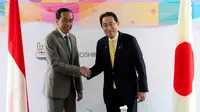 Presiden Indonesia Joko Widodo atau Jokowi (kiri) berjabat tangan dengan Perdana Menteri Jepang Fumio Kishida dalam pertemuan bilateral mereka di sela-sela KTT G7 di Hiroshima, Jepang, Sabtu (20/5/2023). Jokowi menyampaikan apresiasi atas undangan dari pemerintah Jepang untuk Indonesia menghadiri KTT G7 di Hiroshima. (JAPAN POOL/JIJI PRESS)