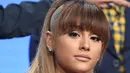 Penyanyi Ariana Grande menjawab pertanyaan saat menjadi salah satu pemeran dalam serial tv musikal "Hairspray Live!" di NBC Universal Television , California , AS, (2/8). Ariana berperan sebagai Penny dalam serial ini. (REUTERS / Phil McCarten)