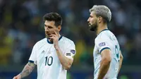 Ekspresi penyerang Argentina Lionel Messi (kiri) dan Sergio Aguero usai kalah dari Brasil dalam semifinal Copa America 2019 di Stadion Mineirao, Belo Horizonte, Brasil, Selasa (2/7/2019). Brasil lolos ke final Copa America 2019 setelah mengalahkan Argentina 2-0. (AP Photo/Victor R. Caivano)