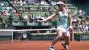 Petenis asal Australia, Samantha Stosur mengembalikan bola dengan gaya backhand saat melawan Lucie Safarova  pada kejuaraan tenis Prancis Terbuka 2016 di Roland Garros, Paris, (27/5/2016). AFP/Eric Feferberg)