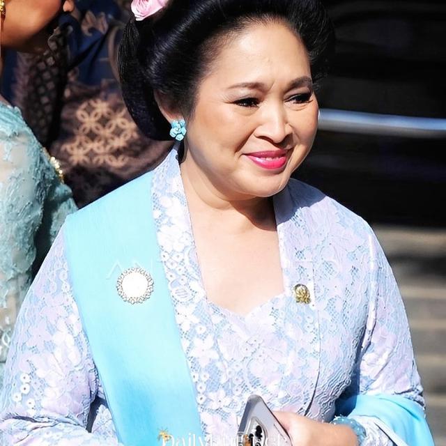 6 Penampilan Titiek Soeharto di Pelantikan Prabowo, Dibandingkan dengan Selvi Ananda