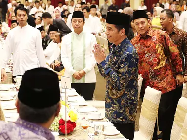 Presiden Jokowi saat menghadiri acara buka puasa bersama Anggota DPD RI di Kediaman Ketua DPD, Kuningan, Jakarta, Selasa (6/6). Buka puasa bersama tersebut untuk menjalin silahturahmi antara DPD RI dengan Presiden. (Liputan6.com/Angga Yuniar)