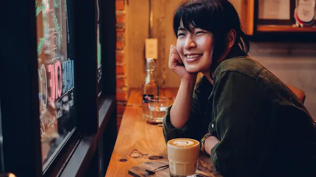 wanita juli solo dining