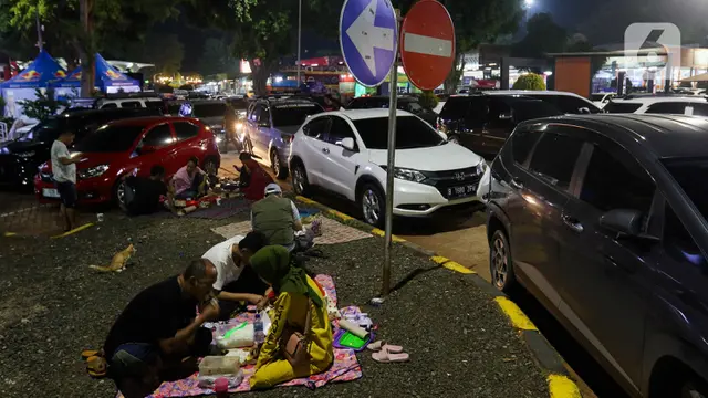 Pemudik Padati Rest Area KM 102 Cipali saat Waktu Berbuka Puasa Tiba