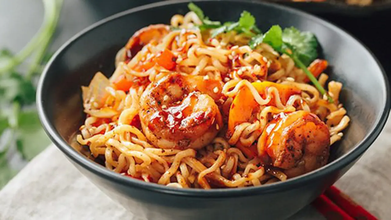 Mie instan pedas udang/copyright The Cozy Apron