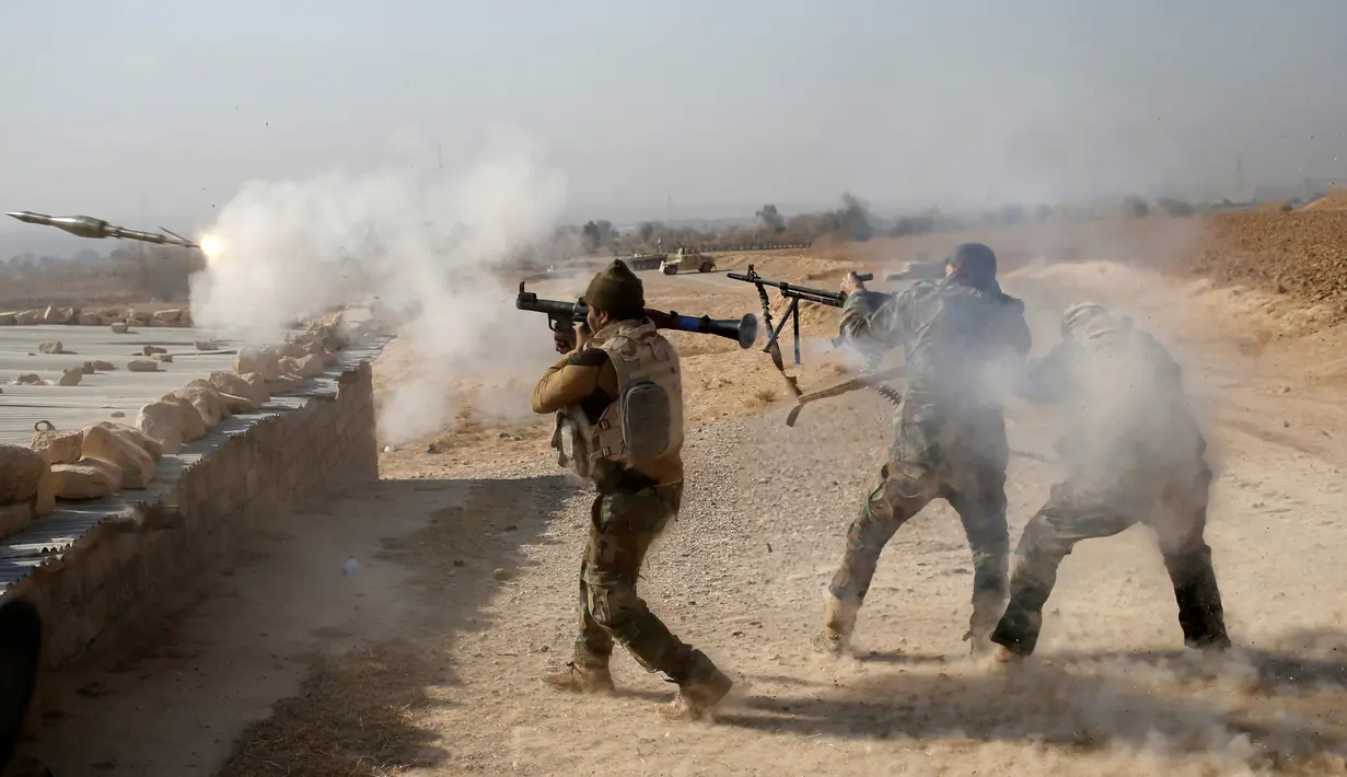 Para Tentara Irak menembakan RPG saat bertempur melawan ISIS di Al-Qasar, Tenggara Mosul, Irak, (28/11). (REUTERS/Goran Tomasevic)
