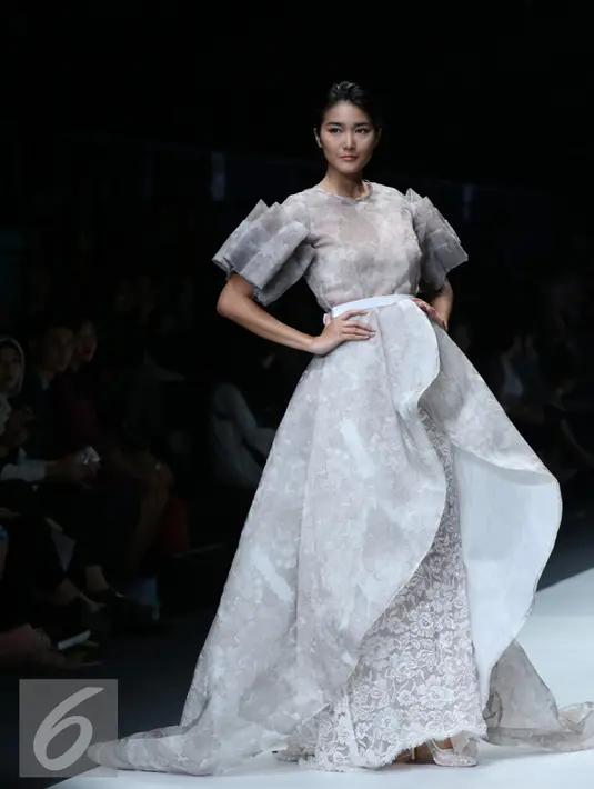 Seorang model membawakan busana rancangan Barli Asmara pada hari kedua Jakarta Fashion Week (JFW) 2016 di Senayan city, Jakarta, Minggu (25/10/2015). Barli hadir dengan koleksi bertema Versailles Garden. (Liputan6.com/Herman Zakharia)