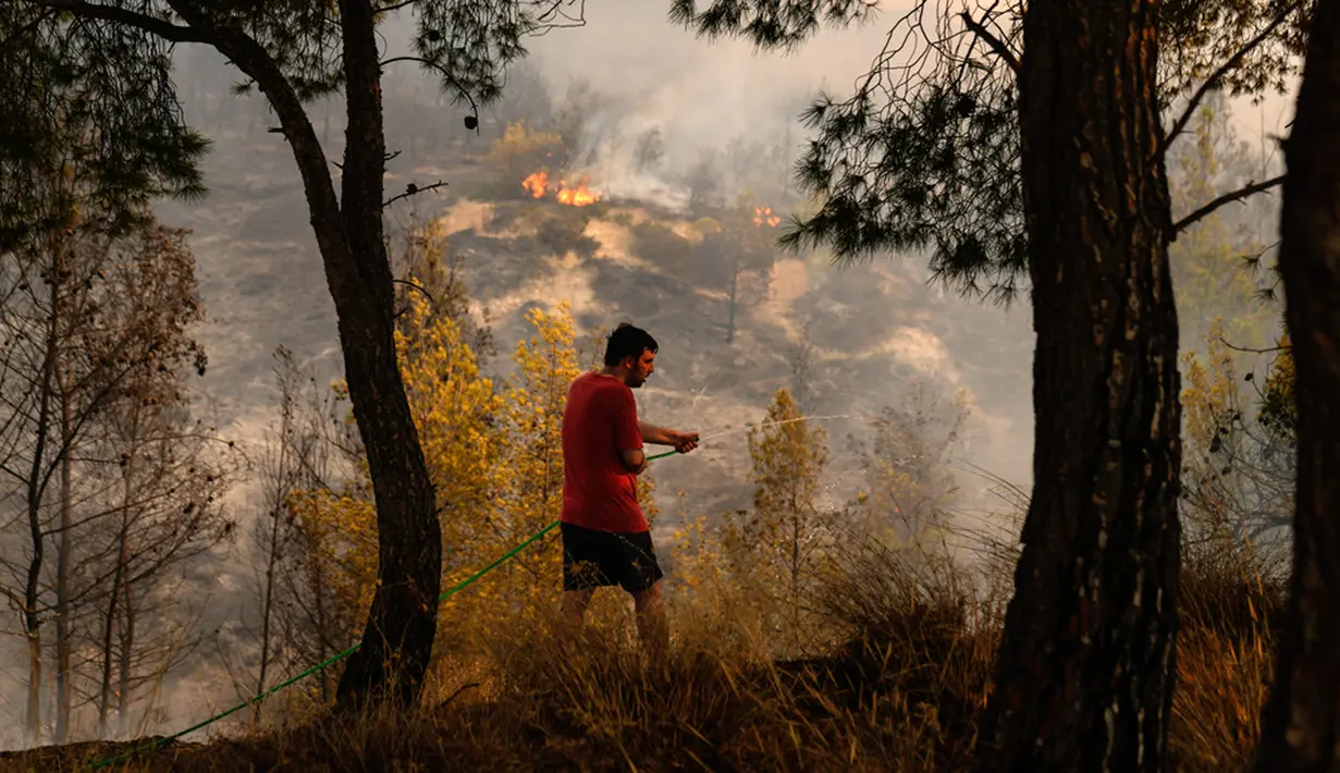 Yunani dilanda gelombang panas pertama tahun ini dengan tingkat tertinggi mencapai 44,2 derajat Celcius. (AP Photo/Petros Giannakouris)