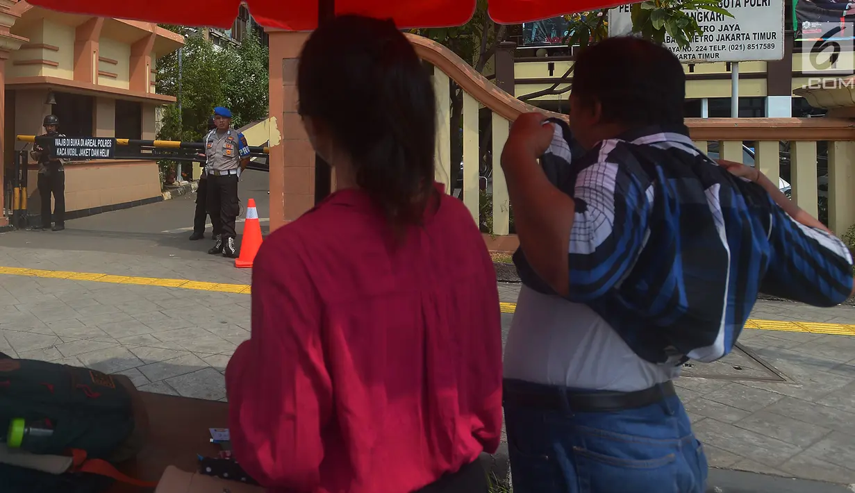 Sejumlah polisi berjaga di depan pintu masuk Polres Jakarta Timur, Rabu (16/5). Sebelumnya telah terjadi serangan dari orang tak dikenal di Mapolda Riau yang menewaskan satu orang polisi pada Rabu (16/5/18) pagi. (Merdeka.com/Imam Buhori)