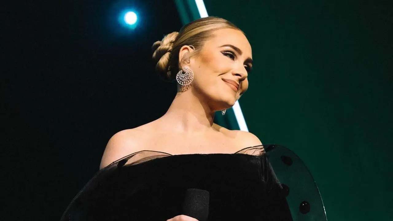 6 Pesona Glamor Adele ala Bussinesswoman dalam Balutan Gaun Hitam