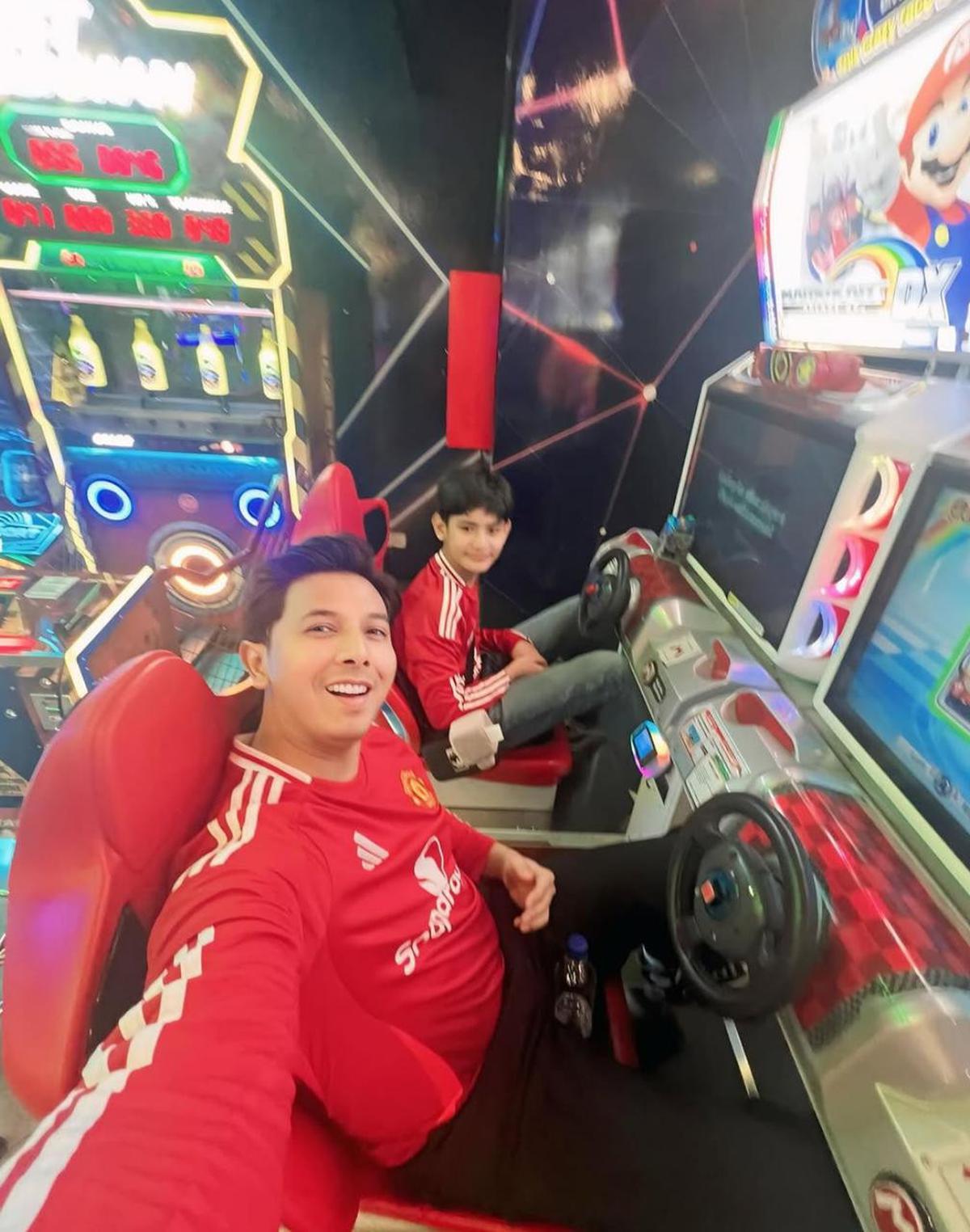 5 Potret Sonny Septian dan Faaz Habiskan Quality Time bersama dengan Jersey Serasi