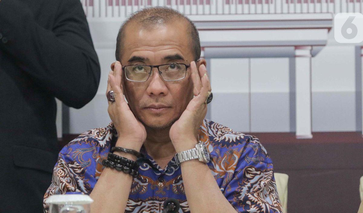 Meski Hasyim diberhentikan, Jokowi memastikan bahwa pilkada 2024 akan berjalan lancar dan jurdil.