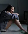 Sepi dan sunyi mungkin jadi suatu hal yang menyenangkan untuk kamu sebagai introvert. Namun, jika terus menerus seperti itu, bahkan sampai tidak bicara seharian akan meningkatkan perasaan sepi yang buruk. (Foto dok: Freepik/amenic181).