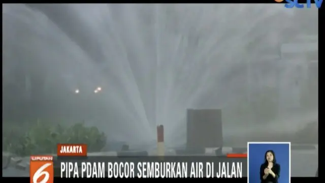 Akibat bocor, pipa PDAM di Jalan Puri Kembangan, Jakarta Utara, menyemburkan air bak air mancur di jalan pada Rabu pagi.