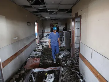 Salah satu staf rumah sakit Palestina memeriksa kerusakan di dalam rumah sakit Nasser di Khan Yunis, Jalur Gaza selatan, menyusul serangan Israel pada 13 Mei 2025. (Eyad BABA/AFP)