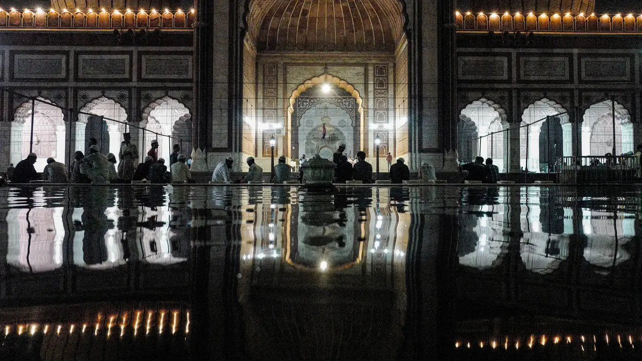 Semarak Muslim India Menjalankan Salat Terawih di Bulan Ramadan