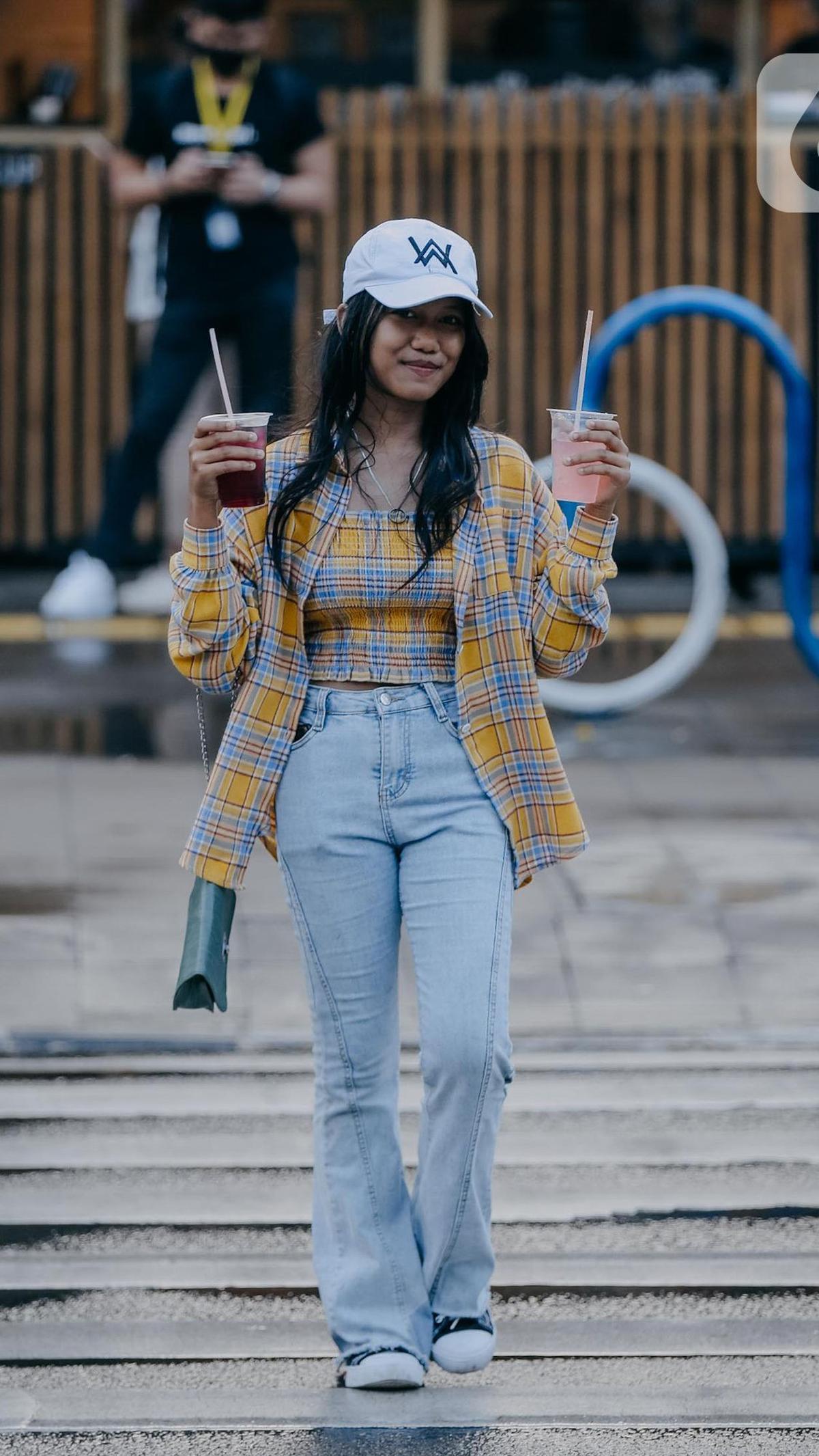Celana Boot Cut yang Terkesan Lebih Tinggi dan Ramping