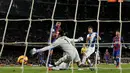 Aksi Luis Suarez mencetak gol ke gawang Espanyol pada lanjutan La Liga Spanyol di Camp Nou, (18/12/2016). Barcelona menang 4-1. (REUTERS/Albert Gea)