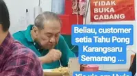 Orang Terkaya Indonesia,Mchael Bambang Hartono, Makan di Warung Tahu Pong. (dok. Twitter @ayudh69/https://twitter.com/ayudh69/status/1207681675561357312/Henry)