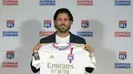 Pelatih kepala baru Lyon, Fabio Grosso, dari Italia berpose dengan jersey tim di akhir konferensi pers untuk mengumumkan kedatangannya, di Stadion Groupama di Decines, dekat Lyon, Prancis tengah, Senin, 18 September 2023. (AP Photo/Laurent Cipriani)