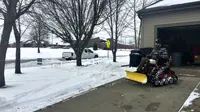 Seorang veteran perang melakukan modifikasi kursi rodanya supaya bisa sekaligus menjadi permbersih salju. Kenapa, ya?