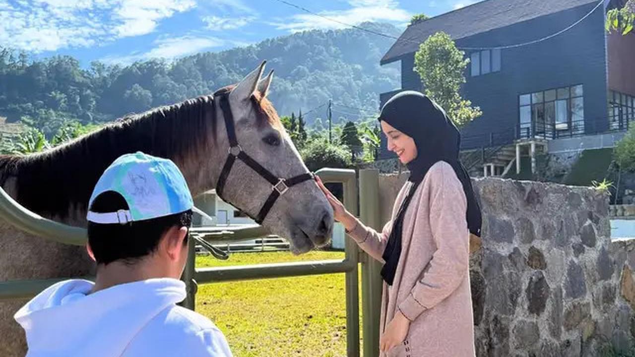 Suasana Rumah Baru Shireen Sungkar di Puncak, Ada Kandang Kuda dan Pemandangan Gunung