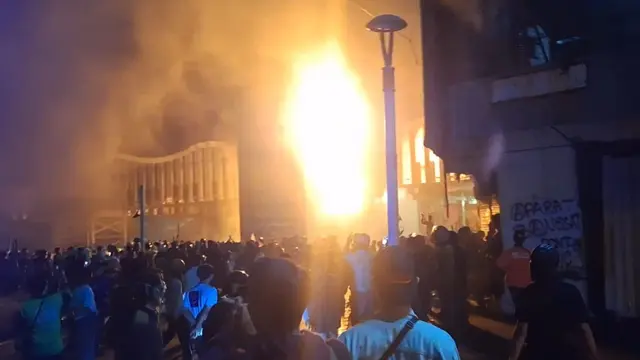 Halte Transjakarta di Pasar Senen dibakar massa.
