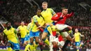 Pemain Manchester United Casemiro (kanan) berebut bola udara dengan pemain Nottingham Forest Joe Worrall pada pertandingan sepak bola Liga Inggris di Old Trafford, Manchester, Inggris, 27 Desember 2022. Manchester United mengalahkan Nottingham Forest dengan skor 3-0. (AP Photo/Dave Thompson)