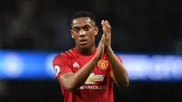 Anthony Martial mencetak gol ke gawang Manchester City melalui tendangan penalti. (AFP/Oli Scarff)