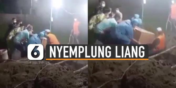 VIDEO: Duh, Petugas Pemakaman Nyemplung ke Liang Saat Angkat Peti