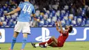 Penyerang Liverpool, Mohamed Salah, tampak kecewa usai gagal membobol gawang Napoli pada laga Liga Champions di Stadion San Paolo, Selasa (17/9/2019). Napoli menang 2-0 atas Liverpool. (AP/Gregorio Borgia)