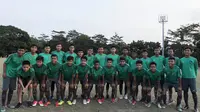 Para pemain Timnas Indonesia U-16 foto bersama usai melawan Kabomania U-17 pada laga uji coba di Stadion Atang Sutresna, Jakarta Timur, Jumat (8/9/2017). Timnas U-16 menang 6-1 atas Kabomania U-17. (Bola.com/Vitalis Yogi Trisna)