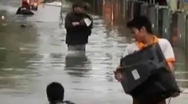 Total, lebih dari 240 rumah ditenggelamkan banjir yang mencapai ketinggian 5 meter.