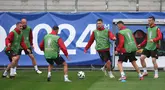 Para pemain Albania mengambil bagian dalam sesi latihan MD-1 menjelang pertandingan Grup B UEFA Euro 2024 di Millerntor-Stadion, Hamburg, Selasa (18/6/2024). (Ronny HARTMANN / AFP)