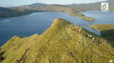 Gili Lawa terbakar dan menjadi viral di media sosial. Sebelum kebakaran, Gili Lawa menawarkan pemandangan cantik yang terdiri dari hamparan rumput hijau.