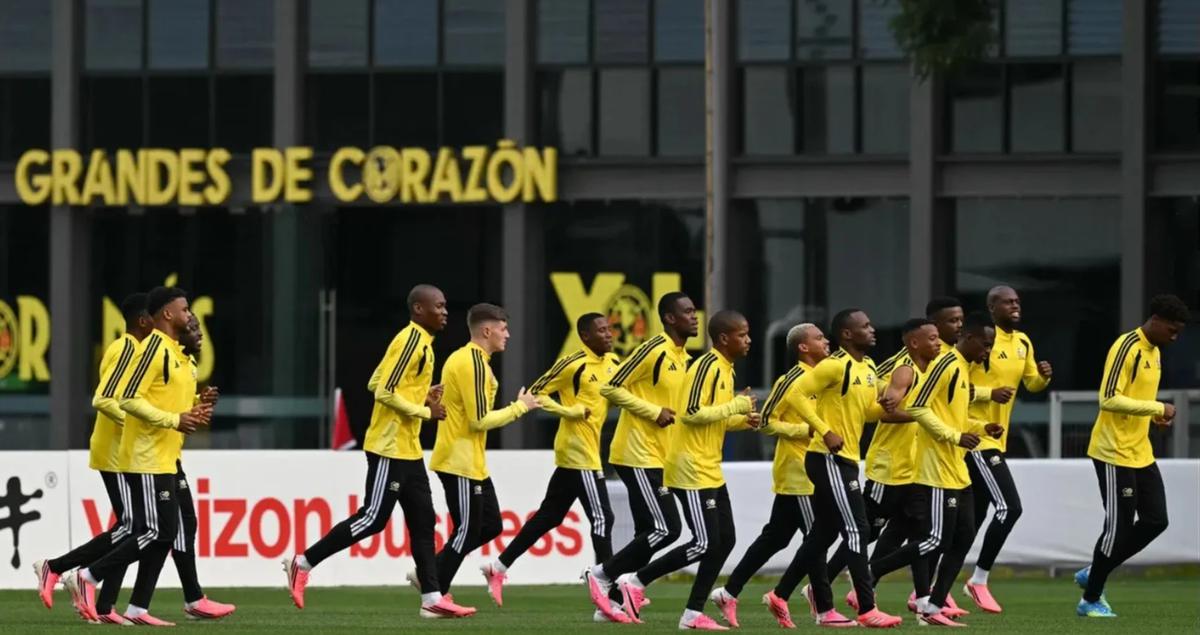 Sepatu pink pemain bola Piala Dunia 2026