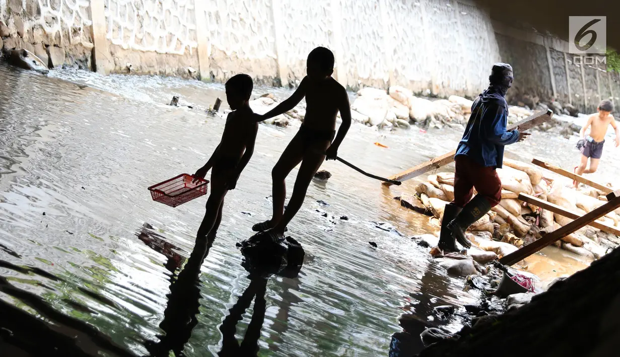 Sejumlah anak bermain sambil mencari ikan di Kali Pancoran, Jakarta, Jumat (14/9). Kondisi kali yang kotor tidak menyurutkan niat anak-anak tersebut untuk tetap bermain, meskipun berbahaya bagi kesehatan mereka. (Liputan6.com/Immanuel Antonius)