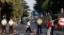 Polisi China mengarahkan warga menjauh dari lingkungan yang ditutup sebelum penutupan resmi Konsulat Amerika Serikat di Chengdu, Senin (27/7/2020). Para diplomat Amerika Serikat meninggalkan konsulat AS di Kota Chengdu, menyusul keputusan Beijing untuk menutup kantor tersebut. (AP Photo/Ng Han Guan)