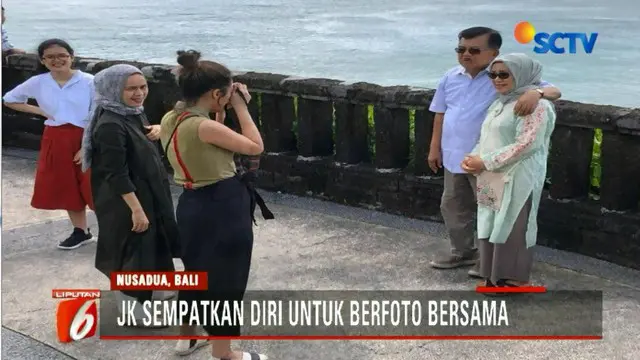 Meski hanya dari area hotel, keluarga Wapres Jusuf Kalla nampak sangat menikmati keindahan panorama pantai di Bali.