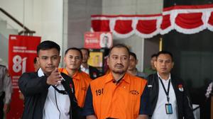 Penampakan Bupati Pemalang Saat Ditahan KPK