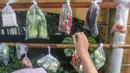 Barang-barang tersebut dikumpulkan oleh panitia untuk kemudian disalurkan kepada masyarakat yang membutuhkan di lingkungan setempat. Tampak dalam foto, warga memilih beberapa bahan masakan yang dibagikan secara cuma-cuma di permukiman RT 02/RW 04 kawasan Jati Padang, Jakarta, Jumat (6/3/2026). (merdeka.com/Arie Basuki)