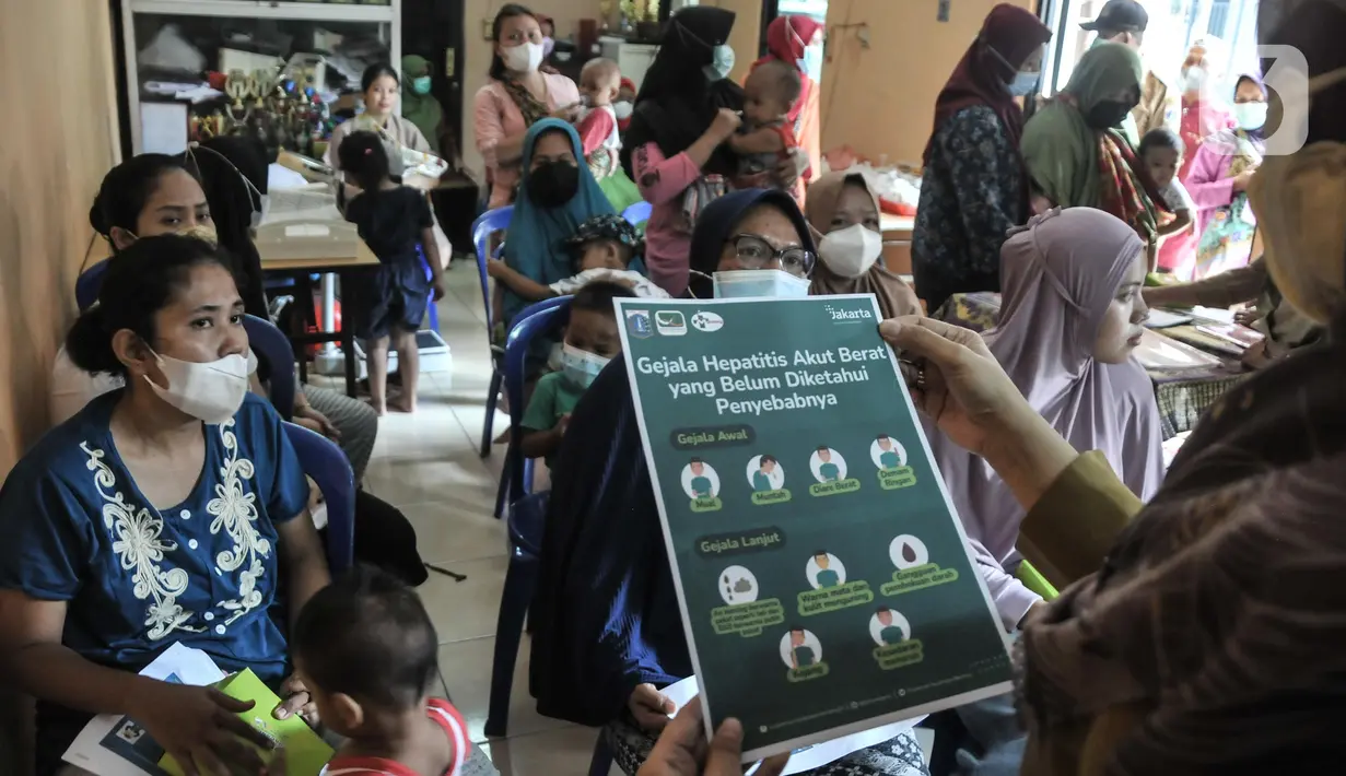 Petugas Promosi Kesehatan Puskesmas Kecamatan Menteng saat sosialisasi pencegahan Hepatitis Akut di Rukun Warga 03, Kelurahan Cikini, Jakarta, Senin (23/5/2022). Sosialisasi guna mencegah penyebaran sekaligus mengimbau warga menerapkan Pola Hidup Bersih dan Sehat (PHBS) agar terhindar penyakit Hepatitis Akut yang marak menyerang anak-anak. (merdeka.com/Iqbal S Nugroho)