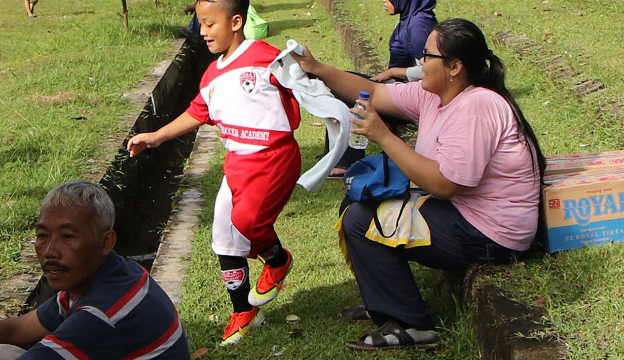Dukungan orang tua demi cita-cita anak sebagai pemain sepakbola. (Bolacom/Arief Bagus)