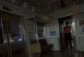 tangkapan layar gerbong KRL mati lampu. (tangkapan layar X)