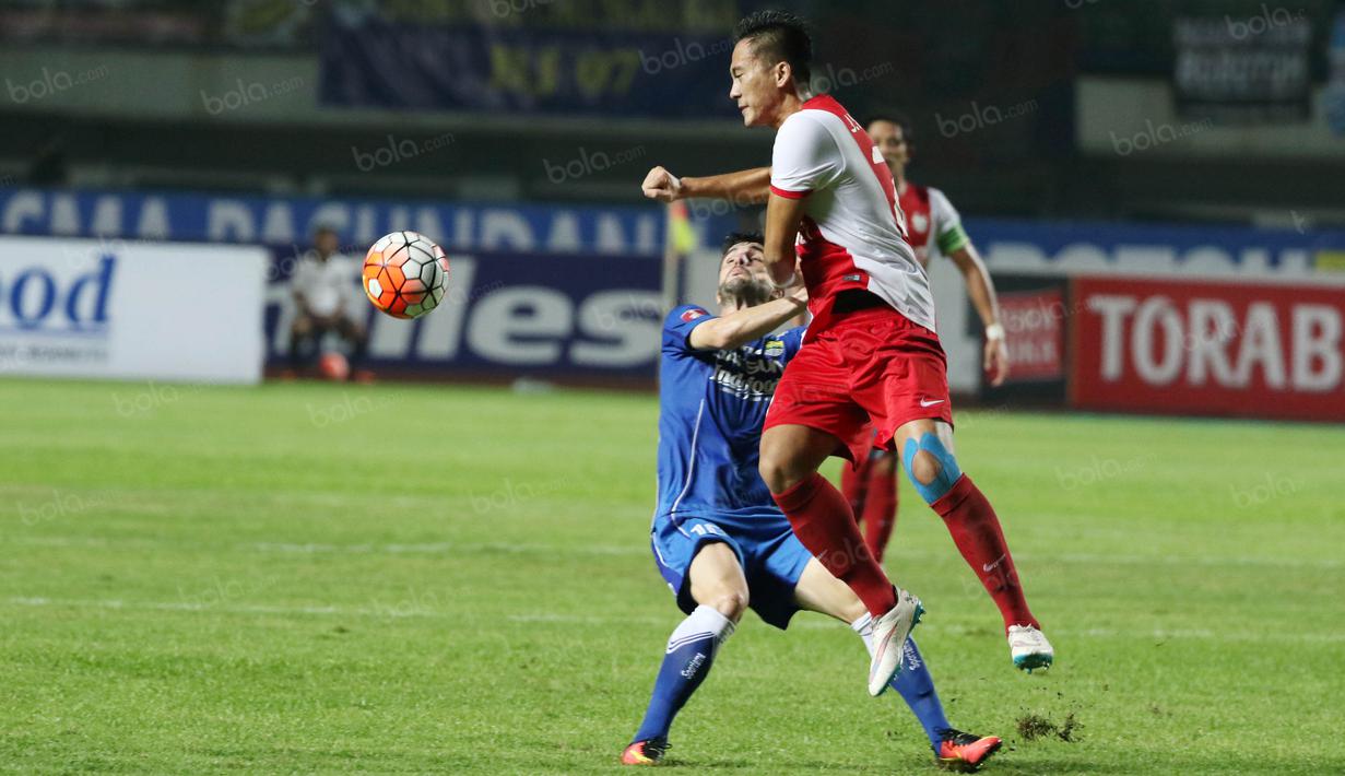 Pemain Persib Bandung, Robertino Pugliara berebut bola dengan pemain PSM Makassar  pada laga Torabika SC 2016 di Stadion Gelora Bandung Lautan Api, Sabtu (2/7/2016). (Bola.com/Nicklas Hanoatubun)