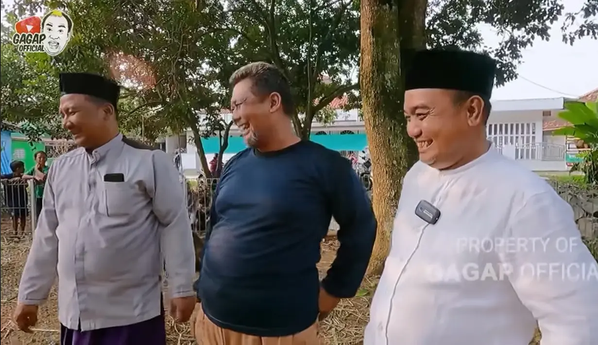 Azis ngobrol  dengan pembeli kambing yang akan dijadikan sebagai hewan kurban. Seperti diketahui, tidak lama lagi umat Islam akan merayakan hari Idul Adha atau hari kurban. [Youtube/Gagap Official]