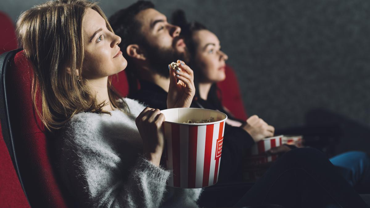 Dari Layar ke Gaya: Inovasi Produk Fashion Ramah Lingkungan yang Terbuat dari Layar Bioskop Bekas