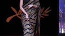 Aktris India Deepika Padukone muncul saat upacara pembukaan festival film internasional ke-75, Cannes, Prancis selatan (17/5/2022). Deepika Padukone mengenakan blouse tanpa lengan berpayet warna hitam yang semakin mempercantik penampilannya. (AP Photo/Vianney Le Caer)