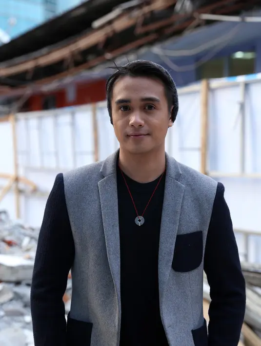 Ajun memberikan sedikit bocoran soal pacarnya. Namun sayang, pria kelahiran Denpasar tersebut tak mau membuka identitas sang kekasih. (Andy Masela/Bintang.com)