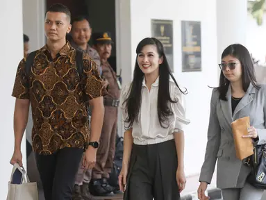 Artis Sandra Dewi (tengah) berjalan ke ruangan pemeriksaan setibanya di Gedung Kejaksaan Agung RI, Jakarta, Kamis (4/4/2024). (Liputan6.com/Herman Zakharia)